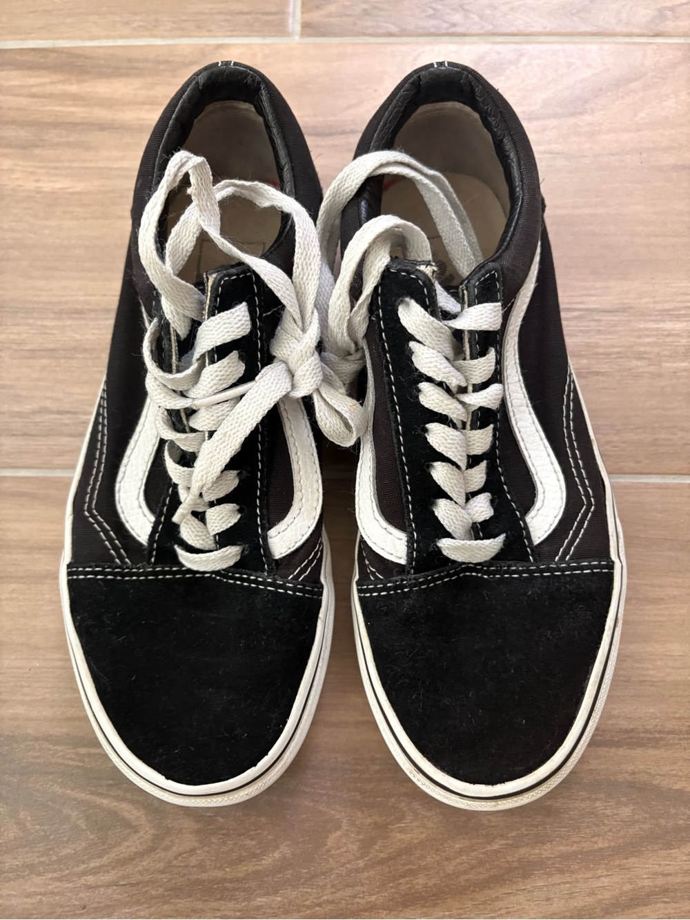Vans women’s Classic Black & White Low-Top Skate Sneakers Size 5.5 - Used